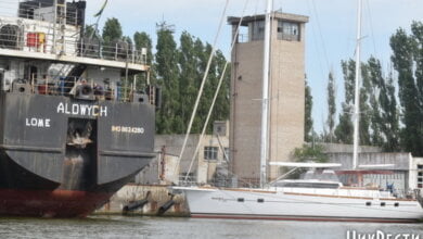 На арестованных причалах завода «Океан» незаконно разгружаются суда из России, - СМИ | Корабелов.ИНФО image 1