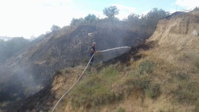 В Лиманах два дні поспіль горить трава на березі. Староста села вважає, що хтось навмисно підпалює | Корабелов.ИНФО image 1