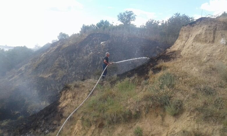 В Лиманах два дні поспіль горить трава на березі. Староста села вважає, що хтось навмисно підпалює | Корабелов.ИНФО image 1