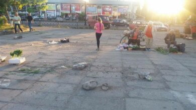 "Днем нельзя пройти, а вечером постигает ужас: после них остается просто срач", - о незаконной торговле в центре Корабельного | Корабелов.ИНФО image 1