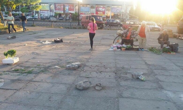 "Днем нельзя пройти, а вечером постигает ужас: после них остается просто срач", - о незаконной торговле в центре Корабельного | Корабелов.ИНФО image 1