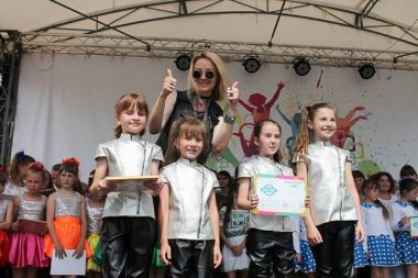 Сполохи фейєрверку, атмосфера свята та безліч подарунків: фестиваль «Art-mix-2017» у Миколаєві обрав своїх переможців | Корабелов.ИНФО image 1