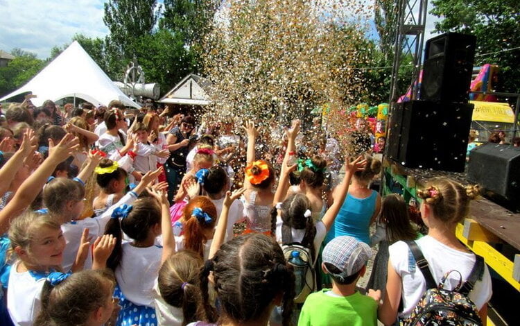 Сполохи фейєрверку, атмосфера свята та безліч подарунків: фестиваль «Art-mix-2017» у Миколаєві обрав своїх переможців | Корабелов.ИНФО image 4