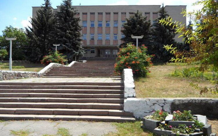 90-е: "Гаркуша согласился на обмен, но приготовил «бомбу»... О противостоянии чиновников Жовтневщины и школы №47 | Корабелов.ИНФО image 2