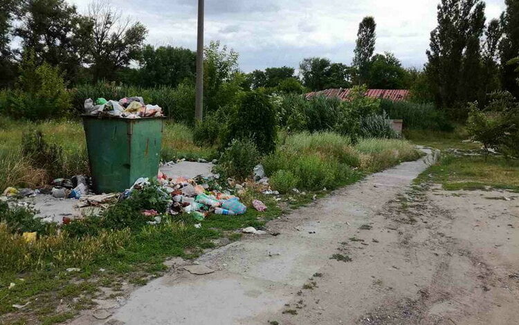 У родника в парке "Богоявленский" - снова "мусорный коллапс" | Корабелов.ИНФО