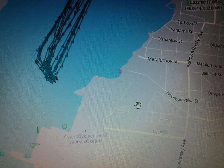 Судно «Северодвинский» продолжает свое \"грязное дело\" напротив яхт-клуба в Корабельном