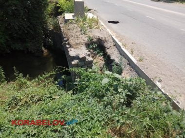 "Как бы беды не случилось": на дороге в Корабельном районе, под которой протекает речушка, провалился асфальт | Корабелов.ИНФО image 6
