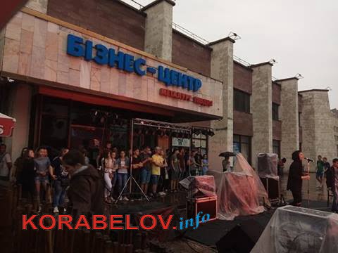 Ливень не смог отменить концерт ко Дню молодежи в Корабельном районе (ВИДЕО) | Корабелов.ИНФО image 2