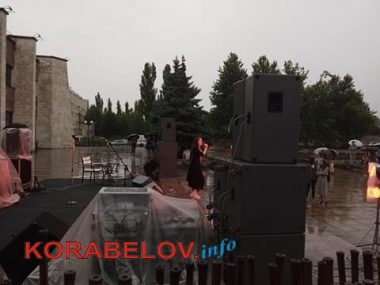 Ливень не смог отменить концерт ко Дню молодежи в Корабельном районе (ВИДЕО) | Корабелов.ИНФО image 3