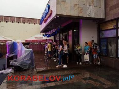 Ливень не смог отменить концерт ко Дню молодежи в Корабельном районе (ВИДЕО) | Корабелов.ИНФО image 4