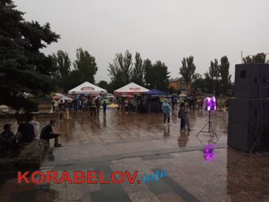 Ливень не смог отменить концерт ко Дню молодежи в Корабельном районе (ВИДЕО) | Корабелов.ИНФО image 5