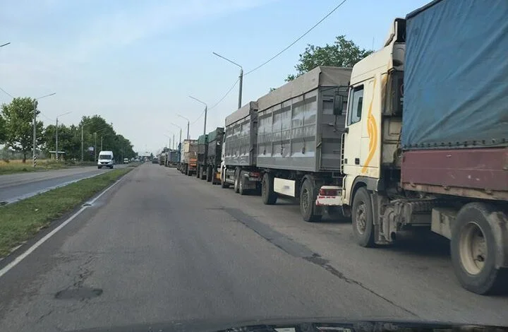 "Либо перекрывайте грузопоток в Корабельный, либо люди это сделают сами". Дороги снова загружены "фурами"| Корабелов.ИНФО