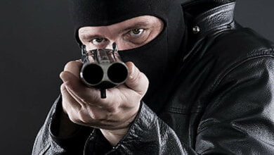 В Николаеве двое неизвестных со стрельбой ограбили секонд-хенд - полиция ищет преступников (видео) | Корабелов.ИНФО