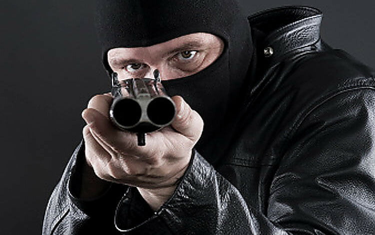 В Николаеве двое неизвестных со стрельбой ограбили секонд-хенд - полиция ищет преступников (видео) | Корабелов.ИНФО