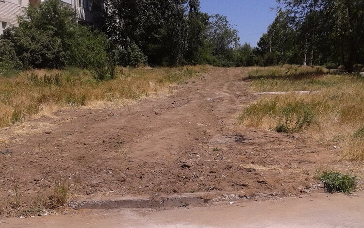 "Куда смотрят власти и Николаевоблэнерго?" Жители Корабельного просят восстановить разрушенный асфальт возле их дома | Корабелов.ИНФО image 5