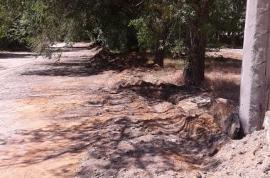 "Куда смотрят власти и Николаевоблэнерго?" Жители Корабельного просят восстановить разрушенный асфальт возле их дома | Корабелов.ИНФО image 4