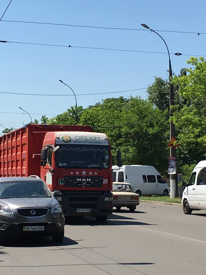 "В этом городе и области есть власть?!" - николаевский активист призывает прекратить пускать в город фуры в жару | Корабелов.ИНФО image 4
