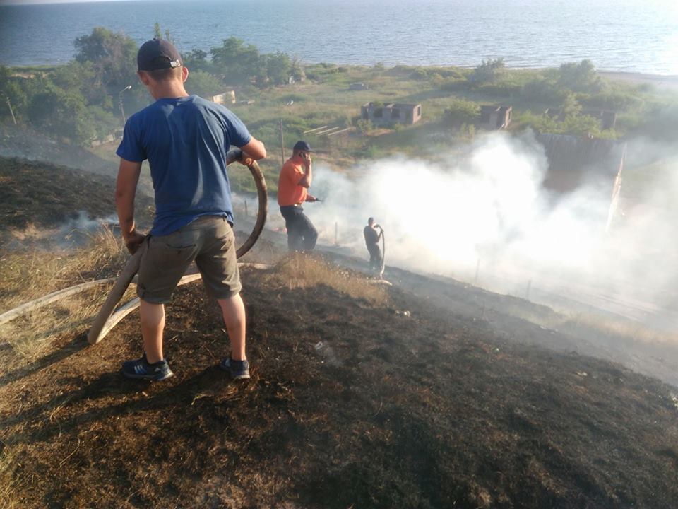 В Лупарево горела сухая трава, до приезда пожарных дачники самостоятельно пытались справиться с огнем | Корабелов.ИНФО образ 3