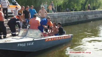 В Николаеве парень, нырявший в воду с моста, сорвался на понтон и проломил голову | Корабелов.ИНФО image 1