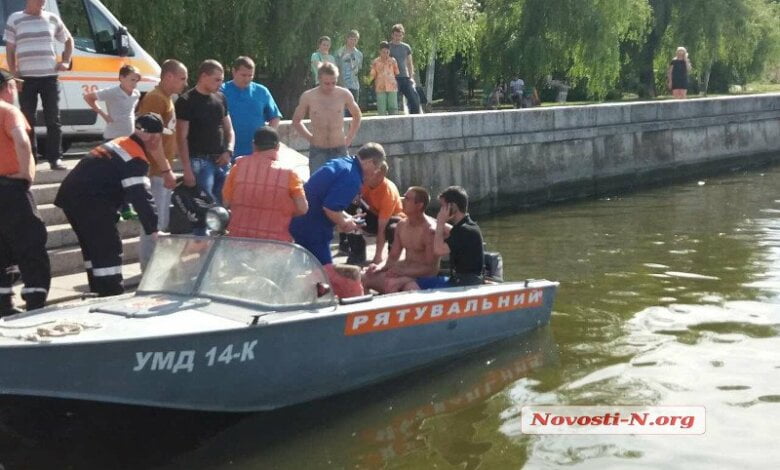 В Николаеве парень, нырявший в воду с моста, сорвался на понтон и проломил голову | Корабелов.ИНФО image 1