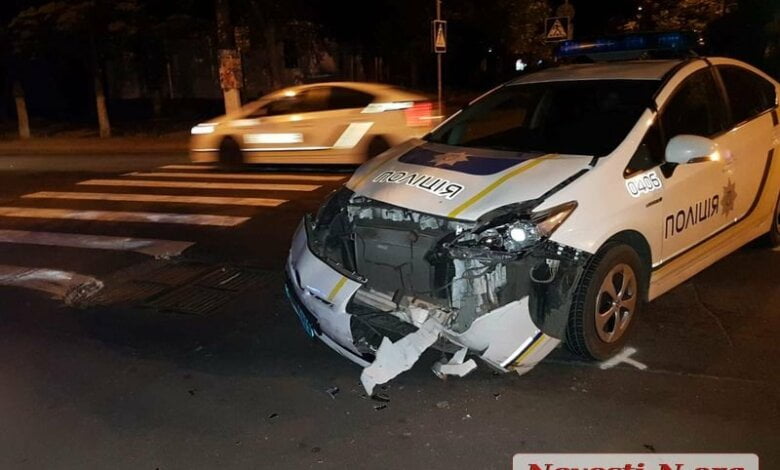 Ночью в центре Николаева полицейский «Приус» не пропустил «ВАЗ-21099» | Корабелов.ИНФО image 1