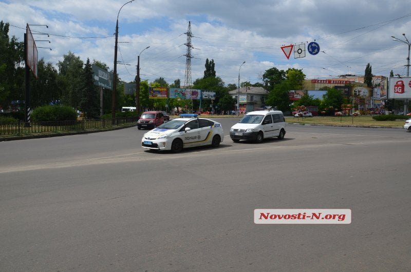 Злостный нарушитель ПДД "припарковал" авто посреди пр.Богоявленского и ушел | Корабелов.ИНФО образ 2