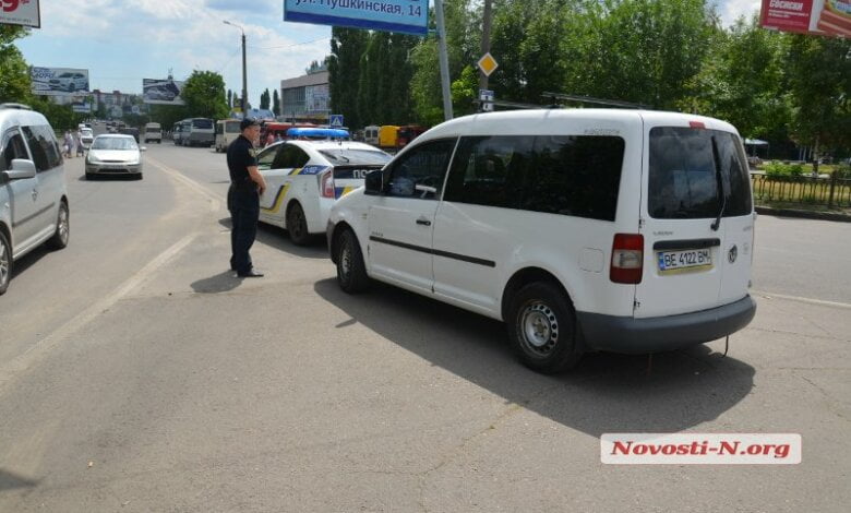 Злостный нарушитель ПДД "припарковал" авто посреди пр.Богоявленского и ушел | Корабелов.ИНФО образ 1