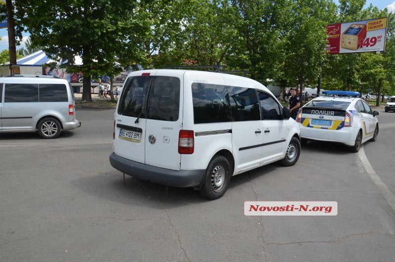 Злостный нарушитель ПДД "припарковал" авто посреди пр.Богоявленского и ушел | Корабелов.ИНФО образ 3