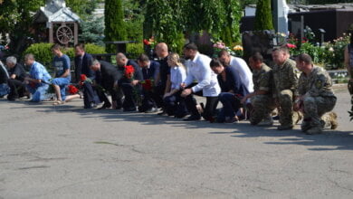 В последний путь старшину Александра Попова николаевцы провели на коленях | Корабелов.ИНФО image 2