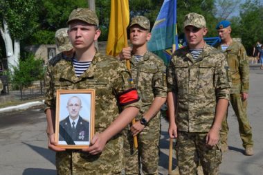 В последний путь старшину Александра Попова николаевцы провели на коленях | Корабелов.ИНФО image 3