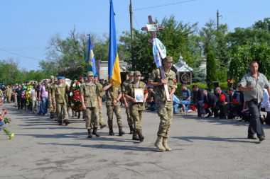 В последний путь старшину Александра Попова николаевцы провели на коленях | Корабелов.ИНФО image 6
