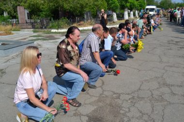 В последний путь старшину Александра Попова николаевцы провели на коленях | Корабелов.ИНФО image 7