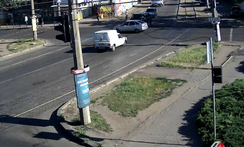 Опубликовано видео, как «Range Rover» в Николаеве перевернул на крышу «ВАЗ» | Корабелов.ИНФО