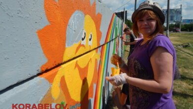 "Чтобы смотрел, и хотелось улыбаться!" Школьники разукрасили забор в Корабельном районе яркими рисунками | Корабелов.ИНФО image 4