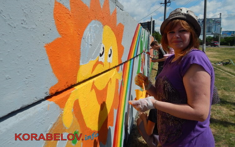 "Чтобы смотрел, и хотелось улыбаться!" Школьники разукрасили забор в Корабельном районе яркими рисунками | Корабелов.ИНФО image 4