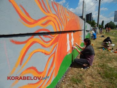 "Чтобы смотрел, и хотелось улыбаться!" Школьники разукрасили забор в Корабельном районе яркими рисунками | Корабелов.ИНФО image 6