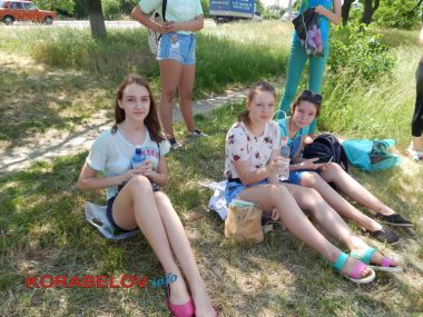 "Чтобы смотрел, и хотелось улыбаться!" Школьники разукрасили забор в Корабельном районе яркими рисунками | Корабелов.ИНФО image 14