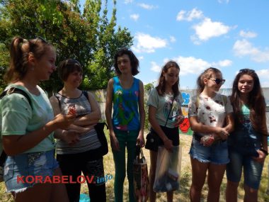 "Чтобы смотрел, и хотелось улыбаться!" Школьники разукрасили забор в Корабельном районе яркими рисунками | Корабелов.ИНФО image 22