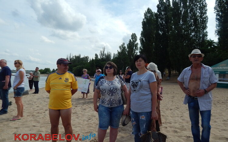 "Пока мы молчим, нас имеют", - на пляже "Чайка" выразили протест загрязнению реки и трусости местной власти (ВИДЕО) | Корабелов.ИНФО image 3