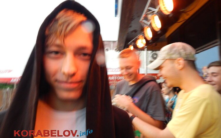 Ливень не смог отменить концерт ко Дню молодежи в Корабельном районе (ВИДЕО) | Корабелов.ИНФО image 6