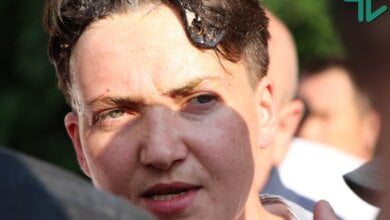 "Вали на х** отсюда" - николаевские активисты закидали Надежду Савченко яйцами и успели потолкаться с полицией | Корабелов.ИНФО