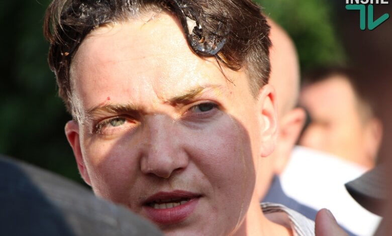 "Вали на х** отсюда" - николаевские активисты закидали Надежду Савченко яйцами и успели потолкаться с полицией | Корабелов.ИНФО