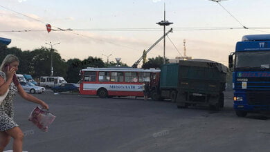 В Николаеве один грузовик врезался в троллейбус, второй - в дерево. Не обошлось без жертв | Корабелов.ИНФО image 1