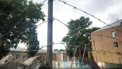 "Я думал, колючка будет выглядеть более эстетично", - директор Николаевской гимназии, обнесенной колючей проволокой | Корабелов.ИНФО