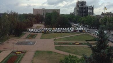 Миколаївські  "маршрутники" збираються біля головної площі міста - вимагають підняти тариф на проїзд до 8 грн. | Корабелов.ИНФО