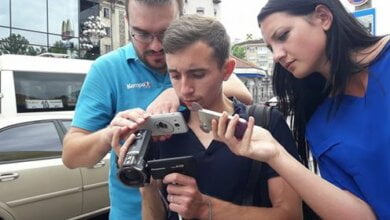 Два "маршрутника" в Миколаєві побили журналіста після того, як він зняв на відео порушення ПДР | Корабелов.ИНФО