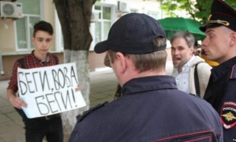 "Беги, Вова, беги!" Школьника, устроившего пикет, завуч спрашивала: "Как ты мог? Путин - священный грааль"| Корабелов.ИНФО