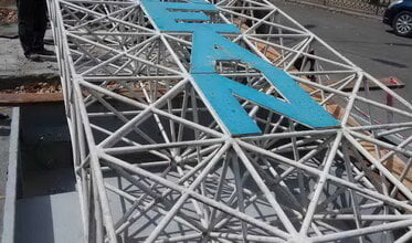 "Она мешает перевозке ветряков": стелу "ОКЕАН" на проспекте Корабелов демонтировали | Корабелов.ИНФО образ 2