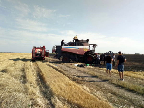 Спасатели Корабельного и Ингульского районов ликвидировали пожар комбайна и стерни на площади 4,5 Га | Корабелов.ИНФО image 1