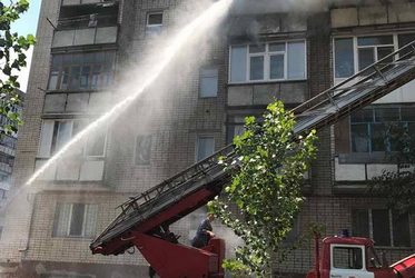 Снова пожар в "многоэтажке" Корабельного района Николаева: с огнем боролись два отделения 5-ой ГСПЧ | Корабелов.ИНФО image 1